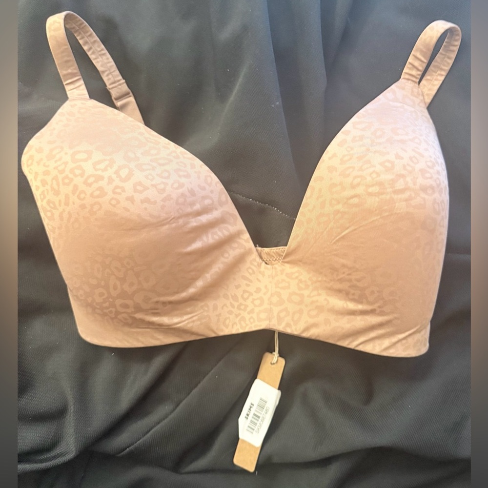 Skims Wireless Form T-Shirt
Demi Bra ~ Size 32DDDD~ NWT!